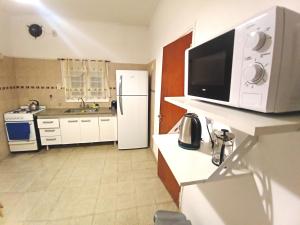 BEELAPT - Casa entera amplia, confortable y segura con garage exclusivo y parrilla