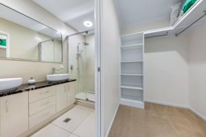 3 Bedroom Holiday Home Valley Views in Airlie Beach