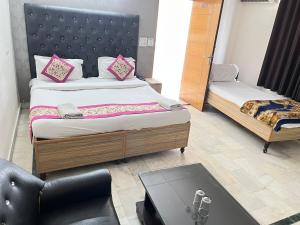 Hotel Star Palace - Near Karol Bagh Metro