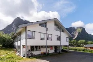 Reine Basecamp - Apartments & Rooms - Sund