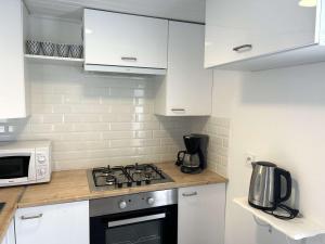 Maisons de vacances Maison cosy proche mer avec piscine chauffee, courts de tennis et patio - Bretignolles-sur-Mer - FR-1-224A-65 : photos des chambres