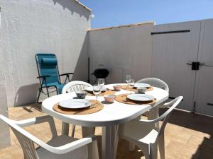 Maisons de vacances Maison cosy proche mer avec piscine chauffee, courts de tennis et patio - Bretignolles-sur-Mer - FR-1-224A-65 : photos des chambres