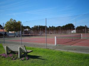 Maisons de vacances Maison cosy proche mer avec piscine chauffee, courts de tennis et patio - Bretignolles-sur-Mer - FR-1-224A-65 : photos des chambres