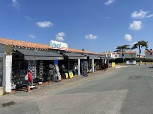 Maisons de vacances Maison cosy proche mer avec piscine chauffee, courts de tennis et patio - Bretignolles-sur-Mer - FR-1-224A-65 : photos des chambres