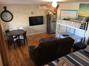 Ocean Views Apartment 2 min walk to train & ocean