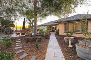 Ocean Views Apartment 2 min walk to train & ocean