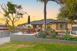 Ocean Views Apartment 2 min walk to train & ocean