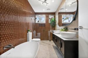 Paw Up Villa - entertainer delight