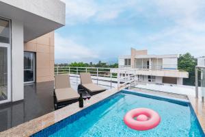 Sierra Skies by StayVista - A mountain-view villa featuring a rooftop swimming pool, Turf, and A gym for an elevated stay