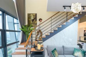 Luxury Duplex Condo Retreat-Corner v 2 Parking, KL by Verano