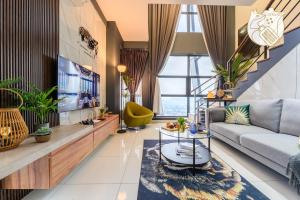 Luxury Duplex Condo Retreat-Corner v 2 Parking, KL by Verano