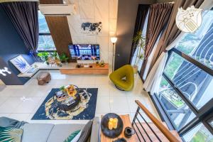 Luxury Duplex Condo Retreat-Corner v 2 Parking, KL by Verano