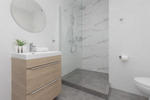 Ursus Sunny Studio for 4 Guests with Parking & Balcony by Noclegi Renters