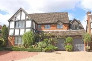 Large & Spacious 5 Bedroom, 3.5 Bathroom House - Chilworth