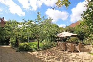 Large & Spacious 5 Bedroom, 3.5 Bathroom House