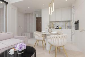 Kasprzaka Apartment with AC & Parking by Renters Prestige