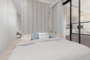 Kasprzaka Apartment with AC & Parking by Renters Prestige