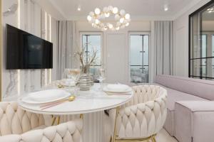 Kasprzaka Apartments with AC & Parking by Renters Prestige