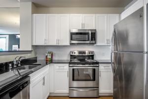 San Mateo 1BR w Pool Gym Parking BBQ SFO-169