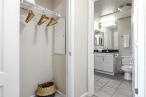 San Mateo 1BR w Pool Gym Parking BBQ SFO-169