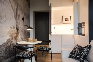 Luxury studio with a park view