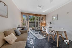 KozyGuru | Glebe | Cozy 2 Bedroom Stunning Terrace House