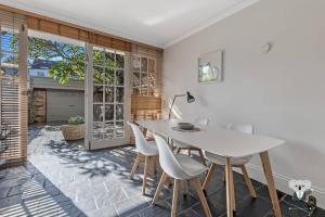 KozyGuru | Glebe | Cozy 2 Bedroom Stunning Terrace House