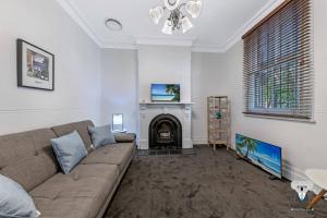 KozyGuru | Glebe | Cozy 2 Bedroom Stunning Terrace House