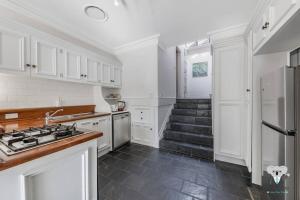 KozyGuru | Glebe | Cozy 2 Bedroom Stunning Terrace House