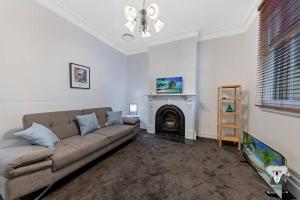 KozyGuru | Glebe | Cozy 2 Bedroom Stunning Terrace House