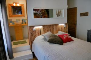 B&B / Chambres d'hotes Nid douillet Briancon : Chambre Double - Vue sur Jardin