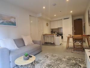 Cosy Beach Apartment with Free Secure Car Park
