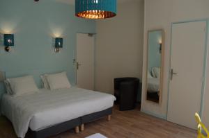 Hotels Hotel Les Corps Saints : photos des chambres