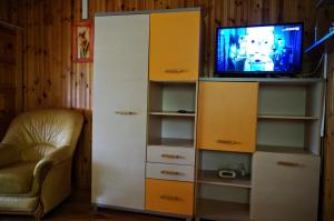 Okuninka Domek nad brzegiem jeziora Białe