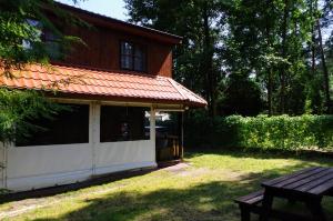 Okuninka Domek nad brzegiem jeziora Białe