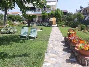 Παραθαλάσσιο διαμέρισμα με κήπο στον Αγιόκαμπο - Áyios Nikólaos