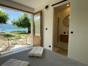 B&B / Chambres d'hotes Les Clapotis chambres pieds dans l eau lac d Annecy : photos des chambres