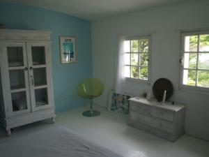 Maisons de vacances Villa calme et lumineuse avec piscine : photos des chambres