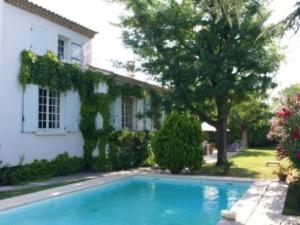 Maisons de vacances Villa calme et lumineuse avec piscine : Maison 4 Chambres