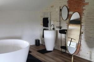 B&B / Chambres d'hotes Les Chambres des Ardillers : Chambre Double Deluxe avec Baignoire