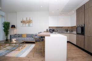 LUXURY 1 BR Apartment at Marina Gate Jumeirah Living