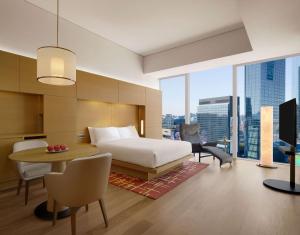 1 King Bed, City View, Premium