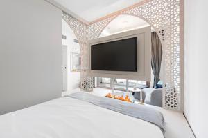 Unique Dubai Marina Studio, near Jumeirah Beach, Mall and Metro