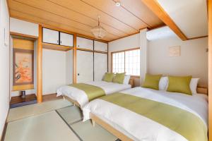 Chikyuutabikazoku　Kintetsu-Nara Ekimae