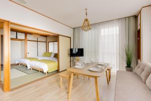 Chikyuutabikazoku　Kintetsu-Nara Ekimae