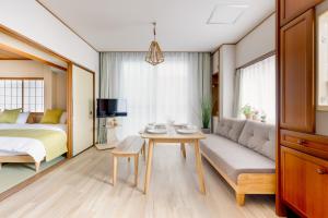 Chikyuutabikazoku　Kintetsu-Nara Ekimae