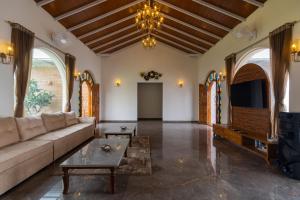 Lake Arches by StayVista - Lakeside villa with Infinity pool, Gazebo & Modern Greek interiors