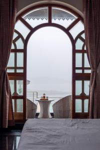 Lake Arches by StayVista - Lakeside villa with Infinity pool, Gazebo & Modern Greek interiors