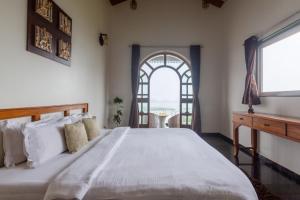 Lake Arches by StayVista - Lakeside villa with Infinity pool, Gazebo & Modern Greek interiors