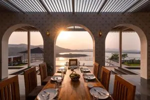 Lake Arches by StayVista - Lakeside villa with Infinity pool, Gazebo & Modern Greek interiors - Akola